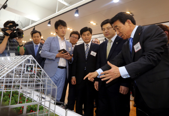 지난해 5월30일 세종창조경제혁신센터 출범식에 참석한 황교안 국무총리(오른쪽 두번째)가 김창근 SK수펙스추구협의회 의장(오른쪽 첫번째)으로부터 스마트팜의 기능에 대한 설명을 듣고 있는 모습.  SK그룹 제공